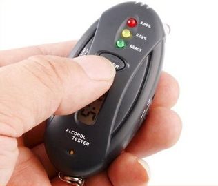 keychain를 가진 지도된 알콜 검사자